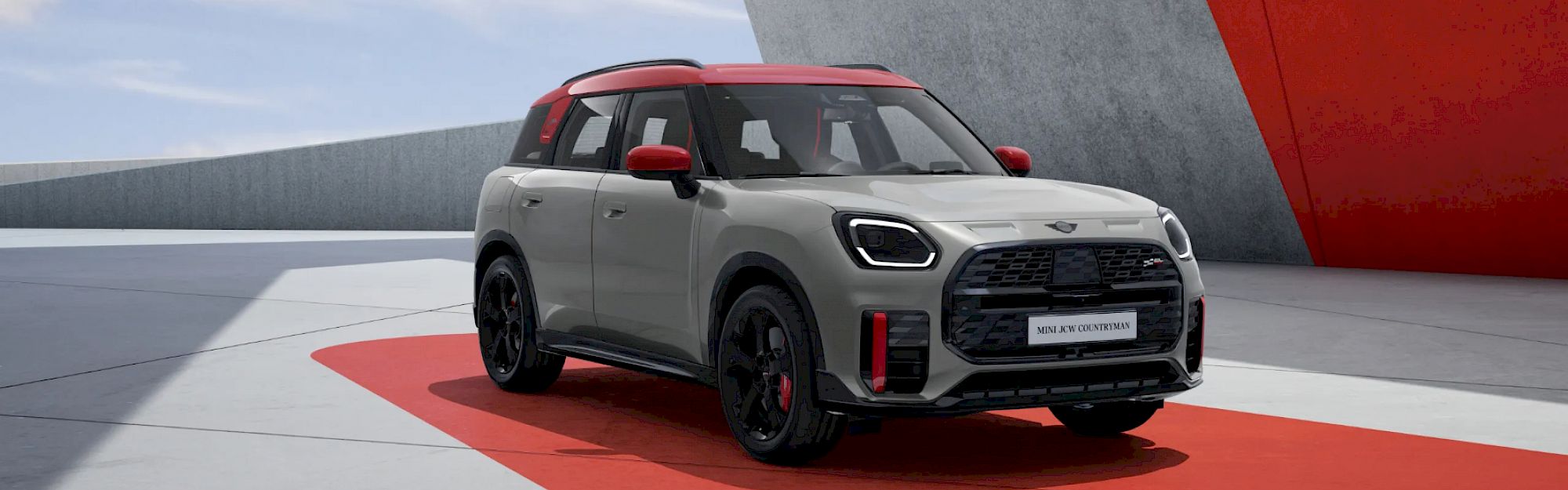 MINI Countryman C JCW ál a betontömb mellett