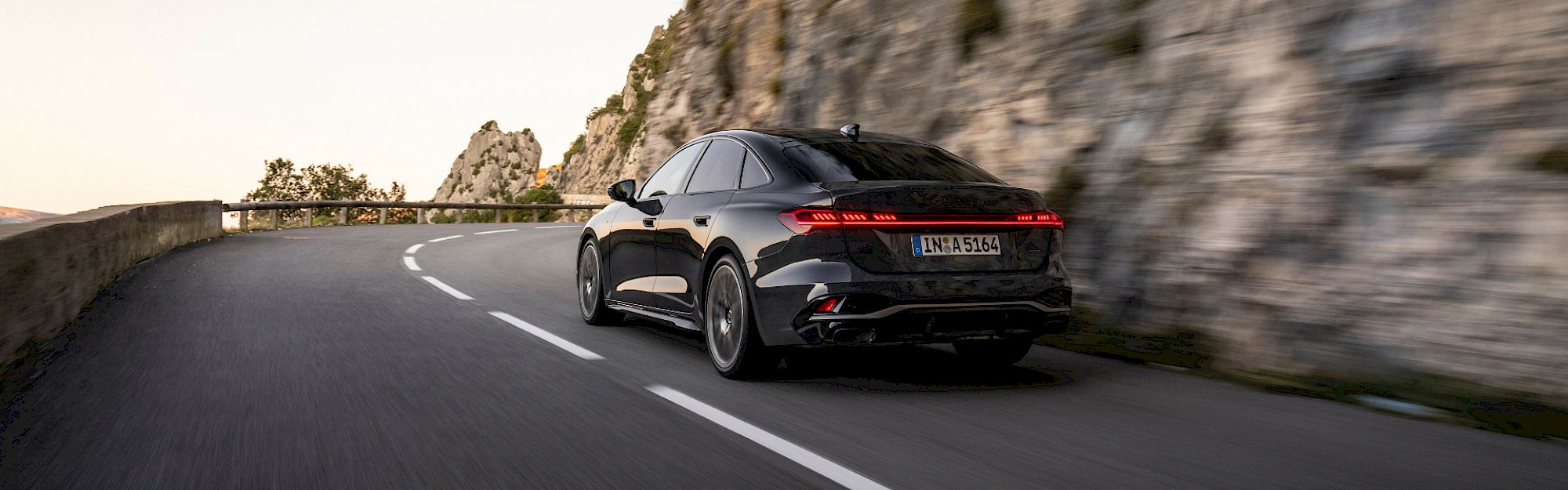 Audi A5 halad az úton