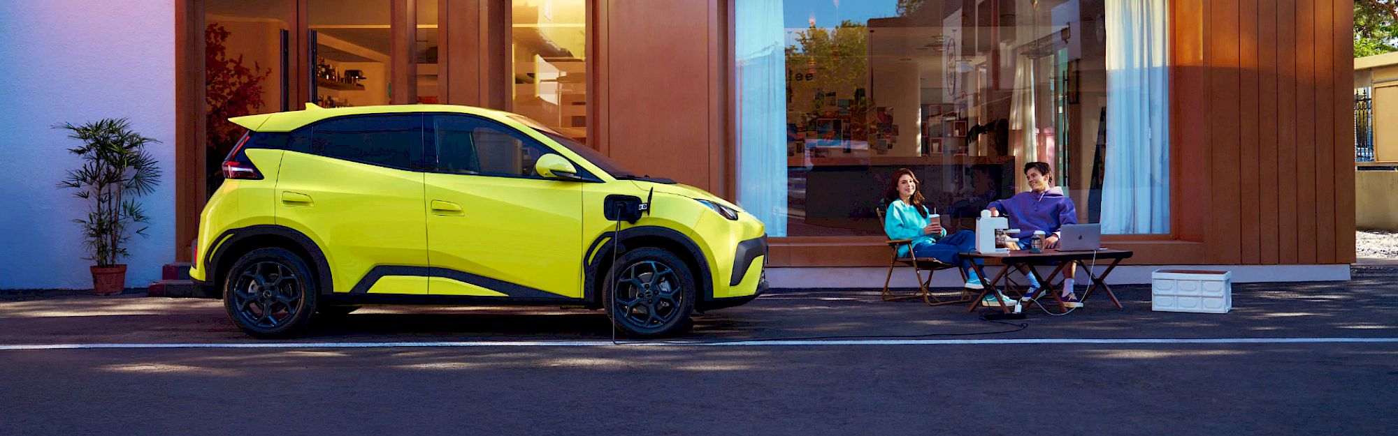 BYD Dolphin Surf áll a kávézó előtt