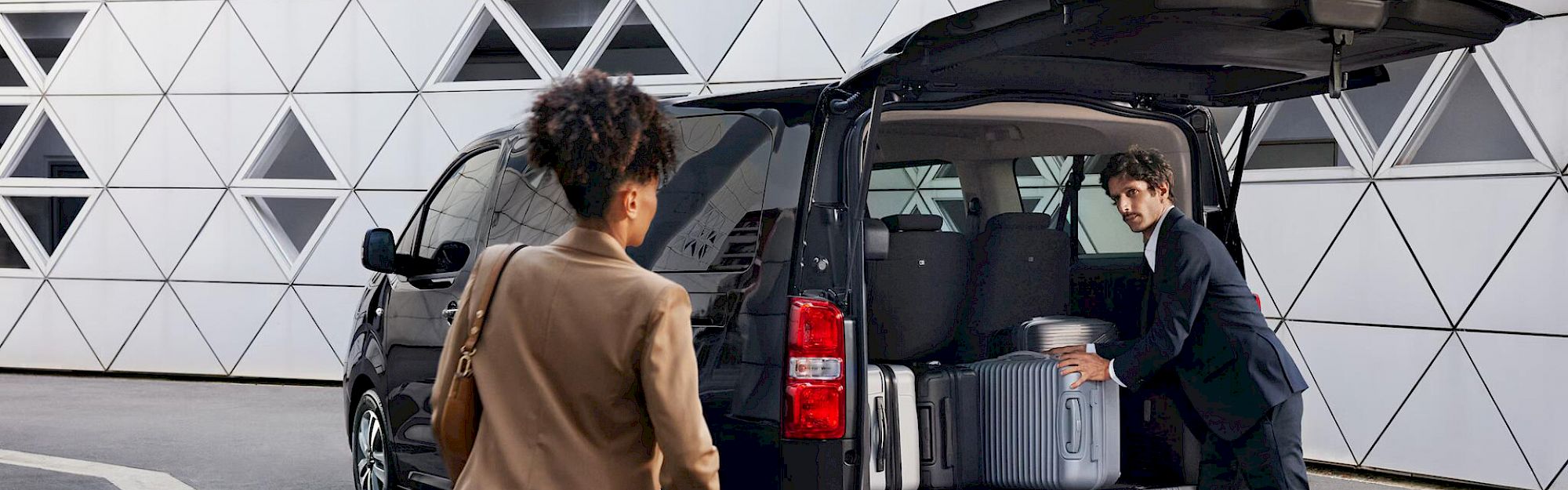 Férfi és nő csomagokat pakolnak a Citroen SpaceTourer csomagterébe