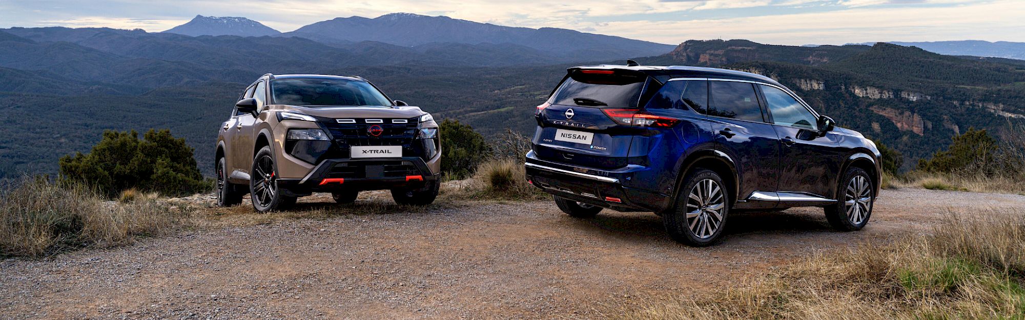 Két Nissan X-Trail áll a hegyvidéki úton