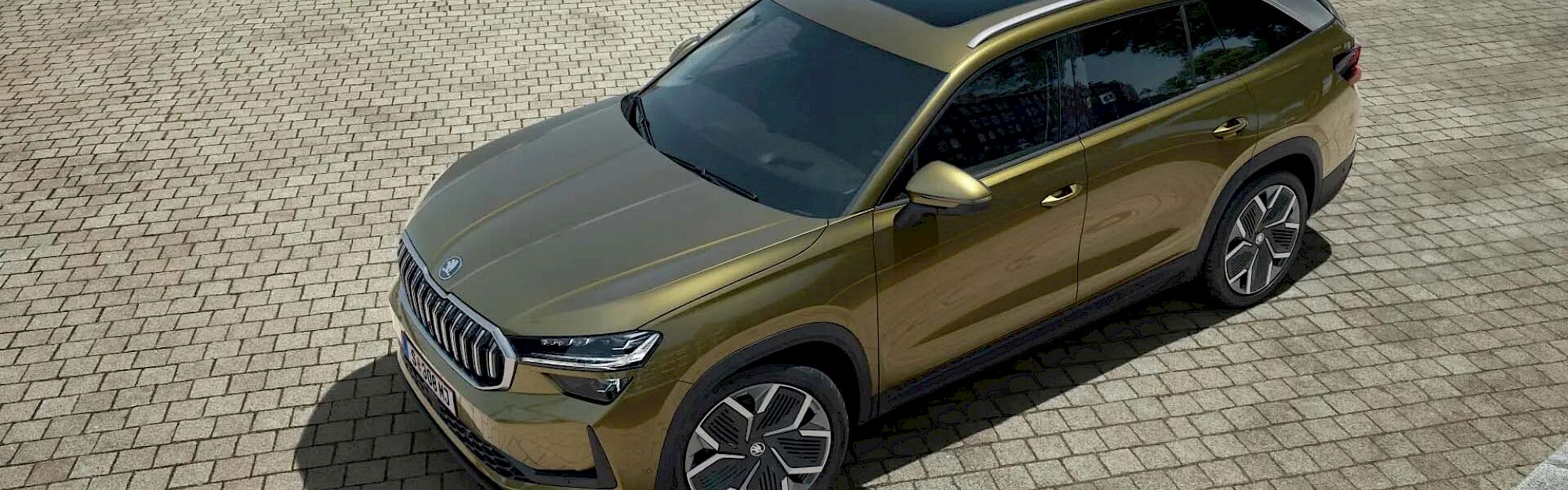 Skoda Kodiaq áll a vízpart mellett