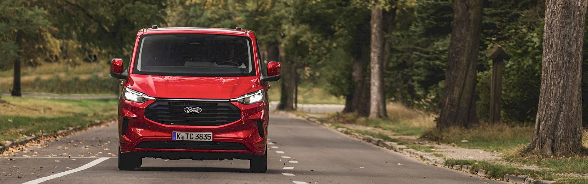 Ford Transit Custom áll a hangárban
