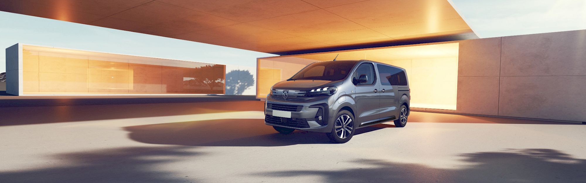 Peugeot Traveller áll az épület előtt