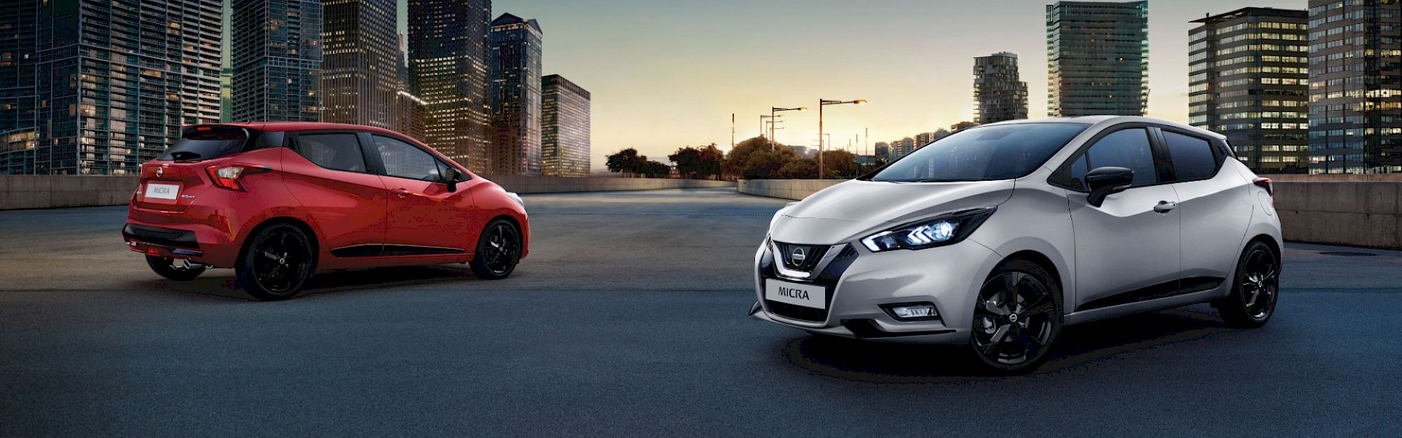 Két Nissan Micra áll a tetőtéri parkolóban